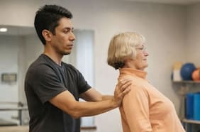 Su madre tiene la enfermedad y ahora él lidera la fundación que ella creó: la inspiradora historia del kinesiólogo que combate el párkinson