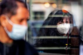 Descubren un nuevo síntoma de Ómicron: más del 20% de los pacientes lo tiene, con lo que la variante ya suma diez síntomas muy característicos