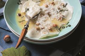 Ravioles de queso de cabra, avellanas y hierbas con mantequilla de salvia y avellanas