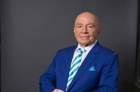 Comprar oro, y más oro: la recomendación del legendario inversionista Mark Mobius