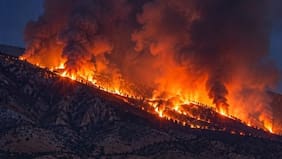 EE.UU.: Al menos seis heridos y miles de evacuados por incendio forestal que amenaza la ciudad de Reno