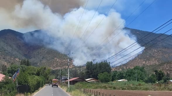 Se mantiene combate al incendio forestal en Melipilla: Conaf reporta más de 100 hectáreas afectadas