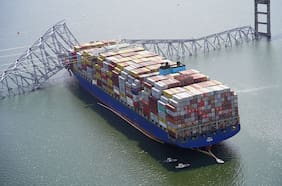 Grúa inicia los trabajos para retirar los restos del puente de Baltimore