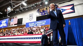 Cheques de 5.000 dólares y un número personal filtrado: ¿un impulso electoral desesperado de Trump?
