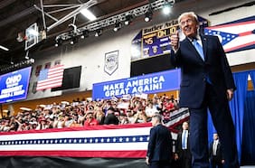 Cheques de 5.000 dólares y un número personal filtrado: ¿un impulso electoral desesperado de Trump?