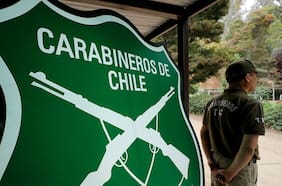 Sueldos de hasta $2,4 millones mensuales: Carabineros abre 35 vacantes civiles en 5 regiones