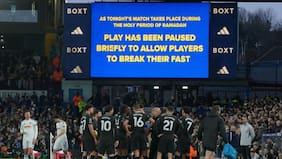 En medio del Ramadán: hinchas de Leeds abuchean a jugadores musulmanes del Manchester City e indignan a la Premier League