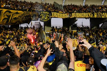 El plantel de Coquimbo Unido celebra junto a sus hinchas.