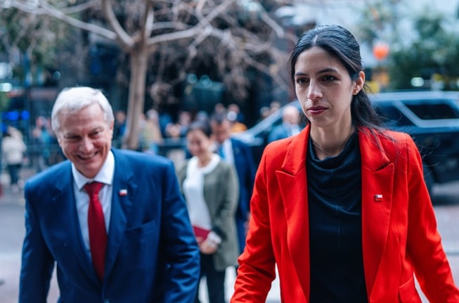 El Presidente Kast junto a la ministra de Medio Ambiente, Francisca Toledo.