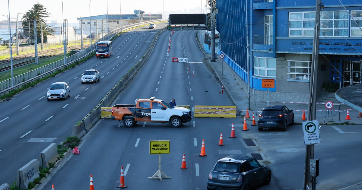 Derrumbe mantendrá cierre de Avenida España y obliga a desvíos de tránsito entre Valparaíso y Viña del Mar - La Tercera