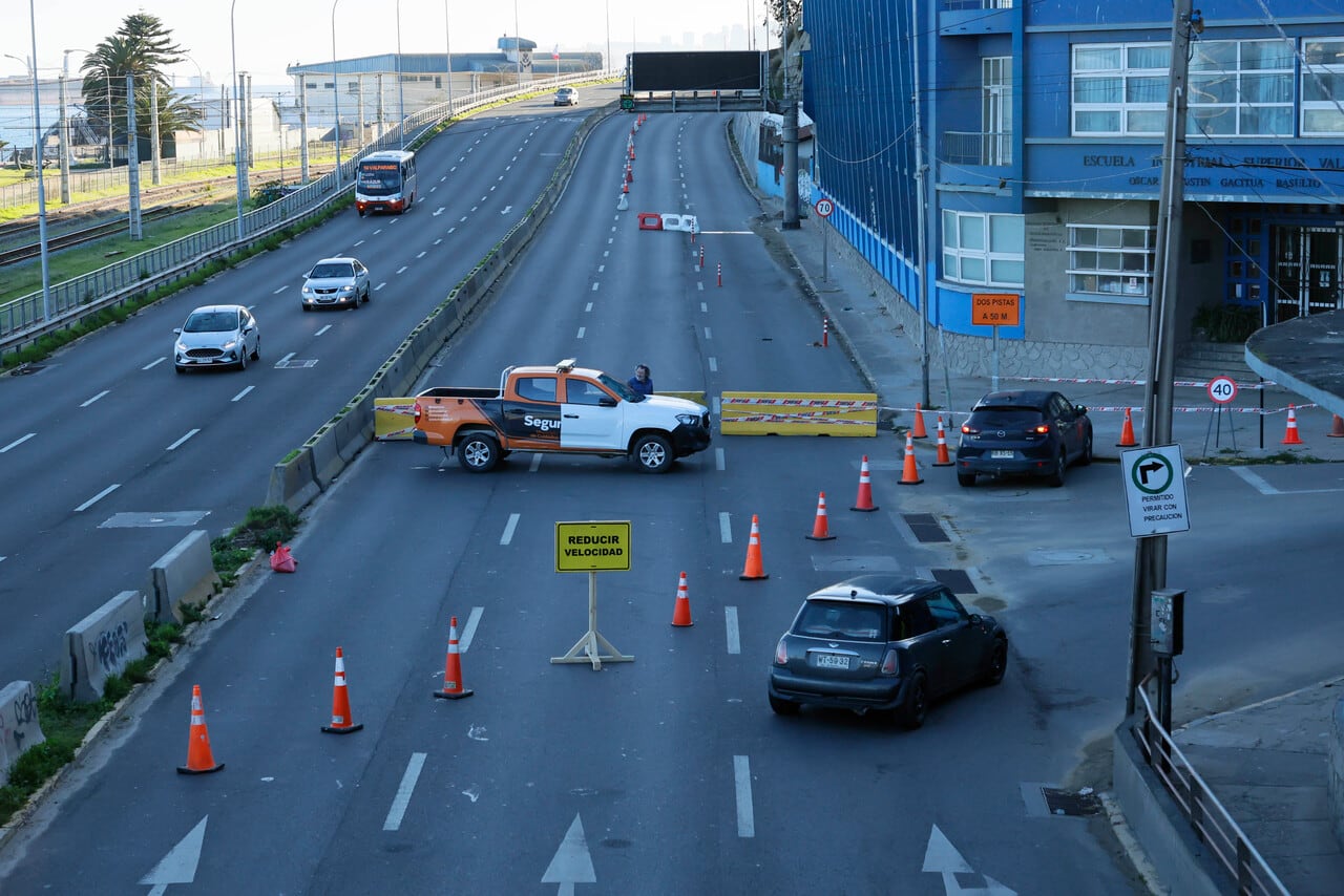 Derrumbe mantendrá cierre de Avenida España y obliga a desvíos entre Valparaíso y Viña del Mar