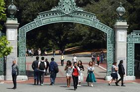 Incertidumbre, desazón, angustia: universitarios chilenos preocupados por decisión de EE.UU. de obligar a estudiantes extranjeros a abandonar el país