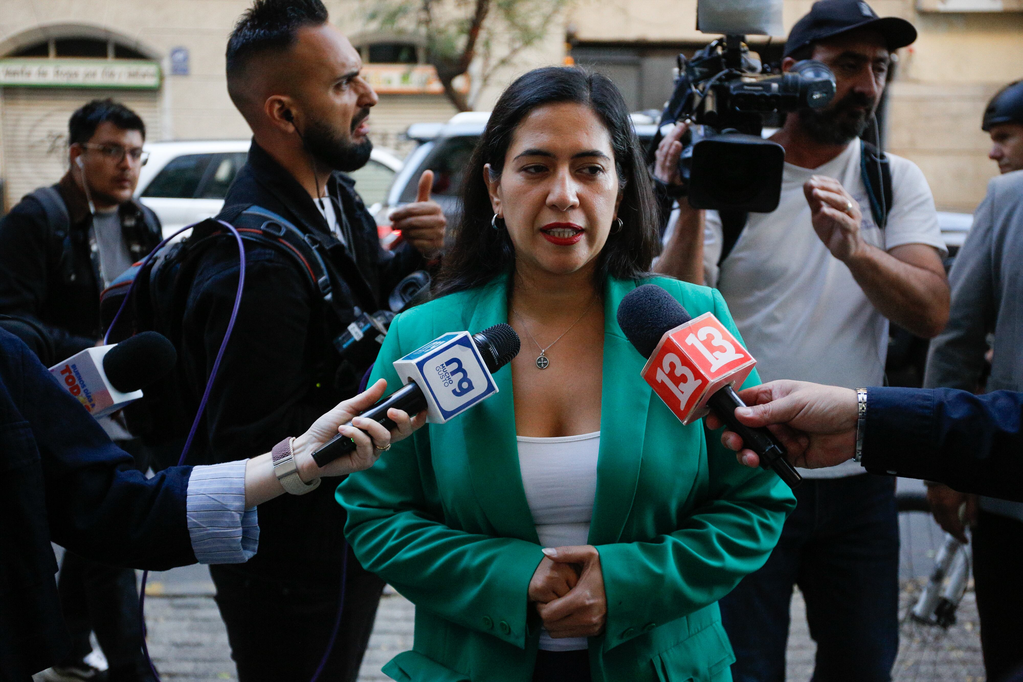 Cámara de seguridad registra camión del cual cae cuerpo sin vida frente a la casa de la alcaldesa de Quinta Normal