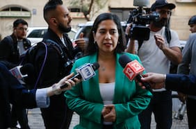 Cámara de seguridad registra camión del cual cae cuerpo sin vida frente a la casa de la alcaldesa de Quinta Normal