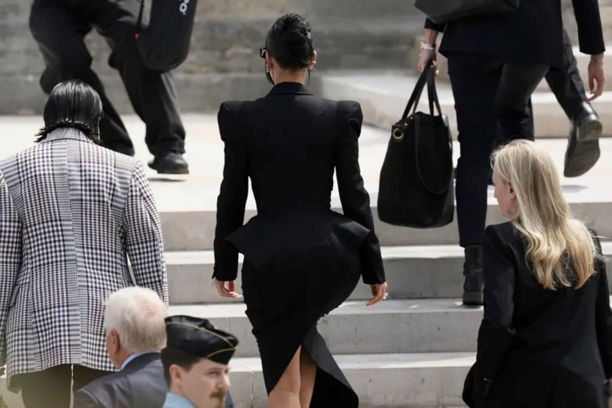 Kim Kardashian entrando al tribunal en París