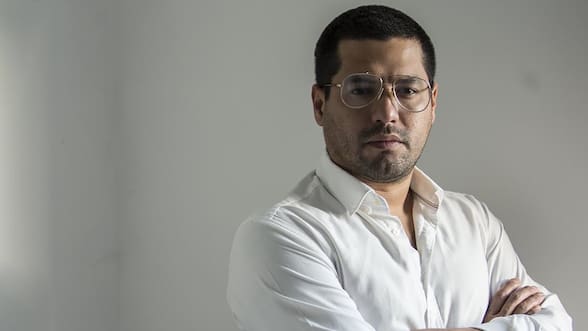 Óscar Martínez: “Cuando los aplausos dejen de sonar en la plaza, Bukele va a hacer que suenen las botas militares”