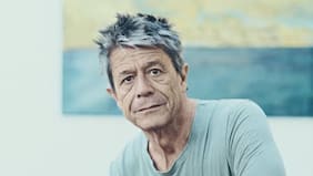 Emmanuel Carrère llega a Chile con Koljós: sus heridas familiares y la reconciliación con el legado de su madre
