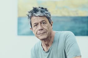 Emmanuel Carrère llega a Chile con Koljós: sus heridas familiares y la reconciliación con el legado de su madre