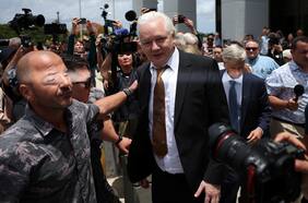 Assange se declara culpable de espionaje ante un tribunal estadounidense y regresa en libertad a Australia