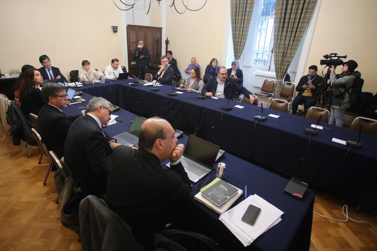 AC contra Grau: Dipres contesta preguntas ante comisión revisora y defensa lo califica como el "testigo clave"