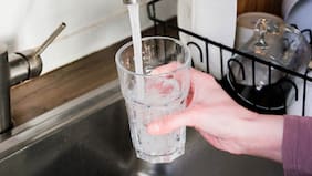Aguas Andinas informa que restablecieron el suministro de agua en toda la red y explican atrasos en la reposición del servicio