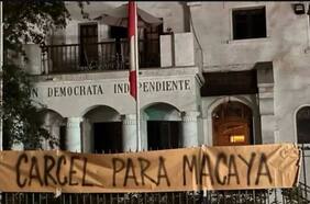 Organizaciones feministas protestaron en la UDI contra Javier Macaya