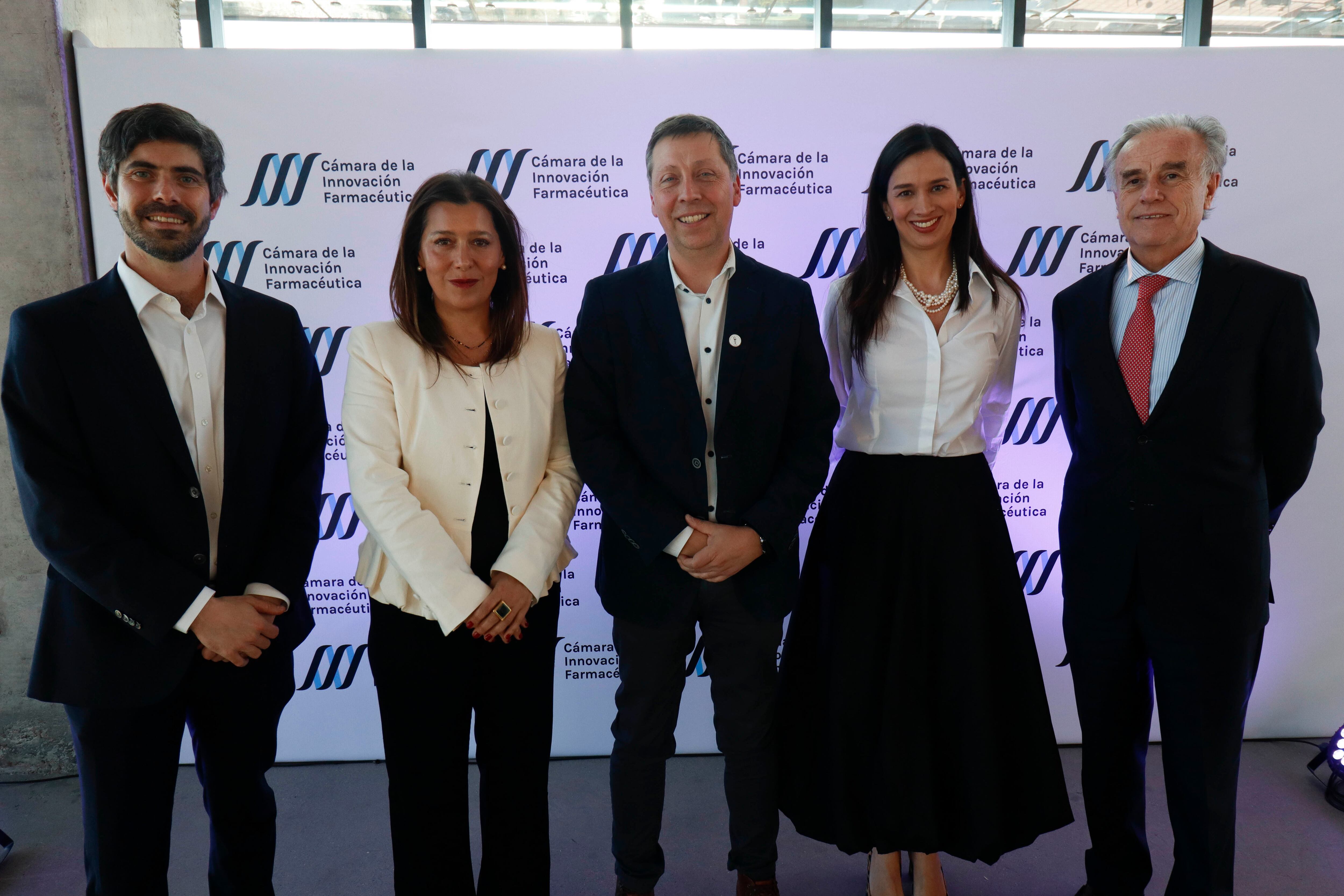 Carlos Portales, gerente de Asuntos Públicos Cámara de la Innovación Farmacéutica; Mariela Formas, vicepresidenta ejecutiva Cámara de la Innovación Farmacéutica; Heriberto García, director Carrera Quimica y Farmacia UDD; Andrea Uribe, presidenta Cámara de la Innovación Farmacéutica y Emilio Santelices, director médico Clínica Las Condes.