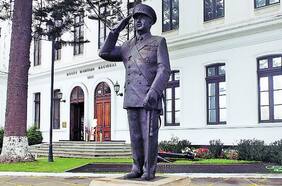 Armada defiende estatua de José Toribio Merino en Museo Marítimo “sin perjuicio de sus actuaciones políticas”