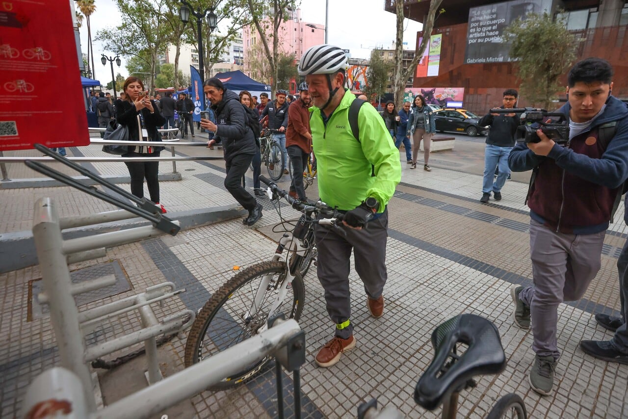 Orrego emplaza a gobierno a cumplir compromiso por ciclovía en la Alameda y critica ausencia en actividad por Día Sin Auto