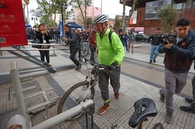 Orrego emplaza a gobierno a cumplir compromiso por ciclovía en la Alameda y critica ausencia en actividad por Día Sin Auto