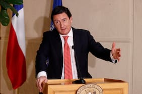 Squella acusa a Bachelet y Boric de formar una “alianza para dañar a Chile” tras críticas a gobierno de Kast