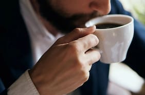 Cómo tomar café engaña a tu cuerpo y puede provocar una peligrosa acumulación de sueño