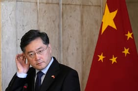 Altos funcionarios afirman que excanciller de China fue destituido tras un presunto romance