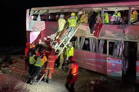 Al menos dos fallecidos y 40 lesionados deja volcamiento de bus de turistas en San Pedro de Atacama