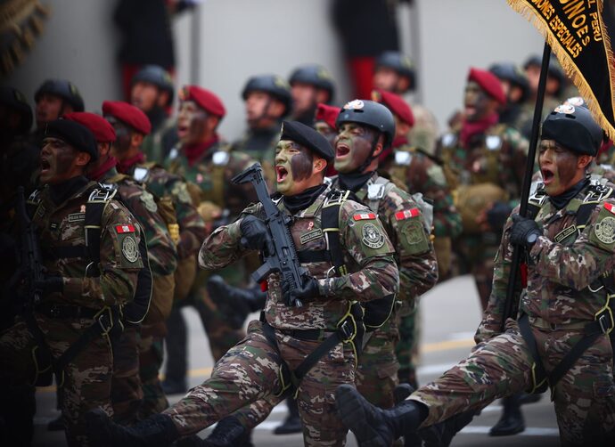Perú recurre a los patrullajes mixtos entre policía y militares ante la inseguridad ciudadana - La Tercera