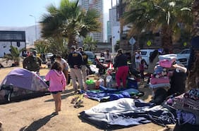Delegado presidencial autoriza desalojo de migrantes que acampan en playa Cavancha tras solicitud de alcalde de Iquique