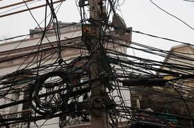 Comienza el retiro de cableado en desuso en Chile: entra en vigencia el reglamento de la Ley “Chao Cables”