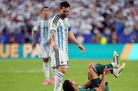 ¿Era roja? La dura plancha de Lionel Messi que no fue sancionada en el partido entre Argentina y Argelia