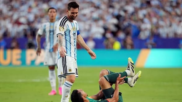 ¿Era roja? La dura plancha de Lionel Messi que no fue sancionada en el partido entre Argentina y Argelia