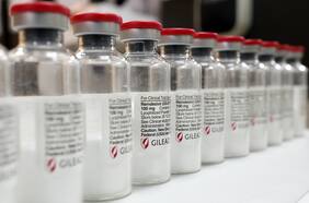 Países se desesperan y acopian reservas de remdesivir, luego que EE.UU. acaparara gran parte de la producción mundial