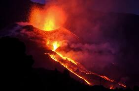 Volcán de isla española La Palma expulsa más lava tras colapso del cráter