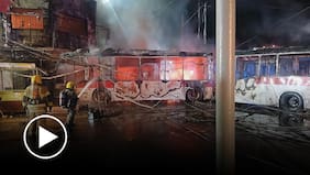 Choque y posterior incendio de bus RED habría dejado cinco muertos en Santiago Centro
