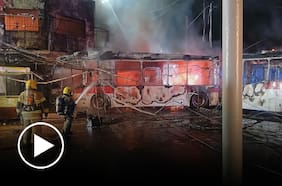 Choque de bus del transporte público provoca grave incendio en el centro de Santiago: habría cinco fallecidos