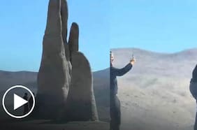 Captan a tres sujetos rayando la Mano del Desierto en Antofagasta: posaron para sacarse fotos