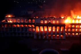 Imágenes de dron muestran el Palacio Presidencial de Nepal completamente en llamas