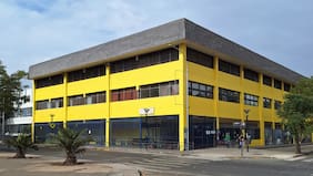 Robaron las colaciones de un mes y más de 50 computadores: entregan nuevos antecedentes tras robo a Liceo Miguel de Cervantes en Santiago