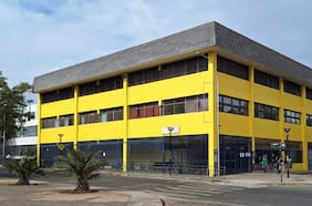 Robaron las colaciones de un mes y más de 50 computadores: entregan nuevos antecedentes tras robo a Liceo Miguel de Cervantes en Santiago