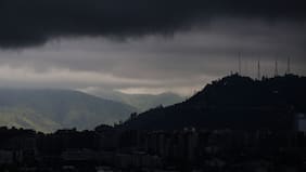 Sistema frontal: Senapred mantiene alerta roja en la RM y se registran granizos en varias comunas de la capital