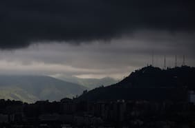 Sistema frontal: Senapred mantiene alerta roja en la RM y se registran granizos en varias comunas de la capital