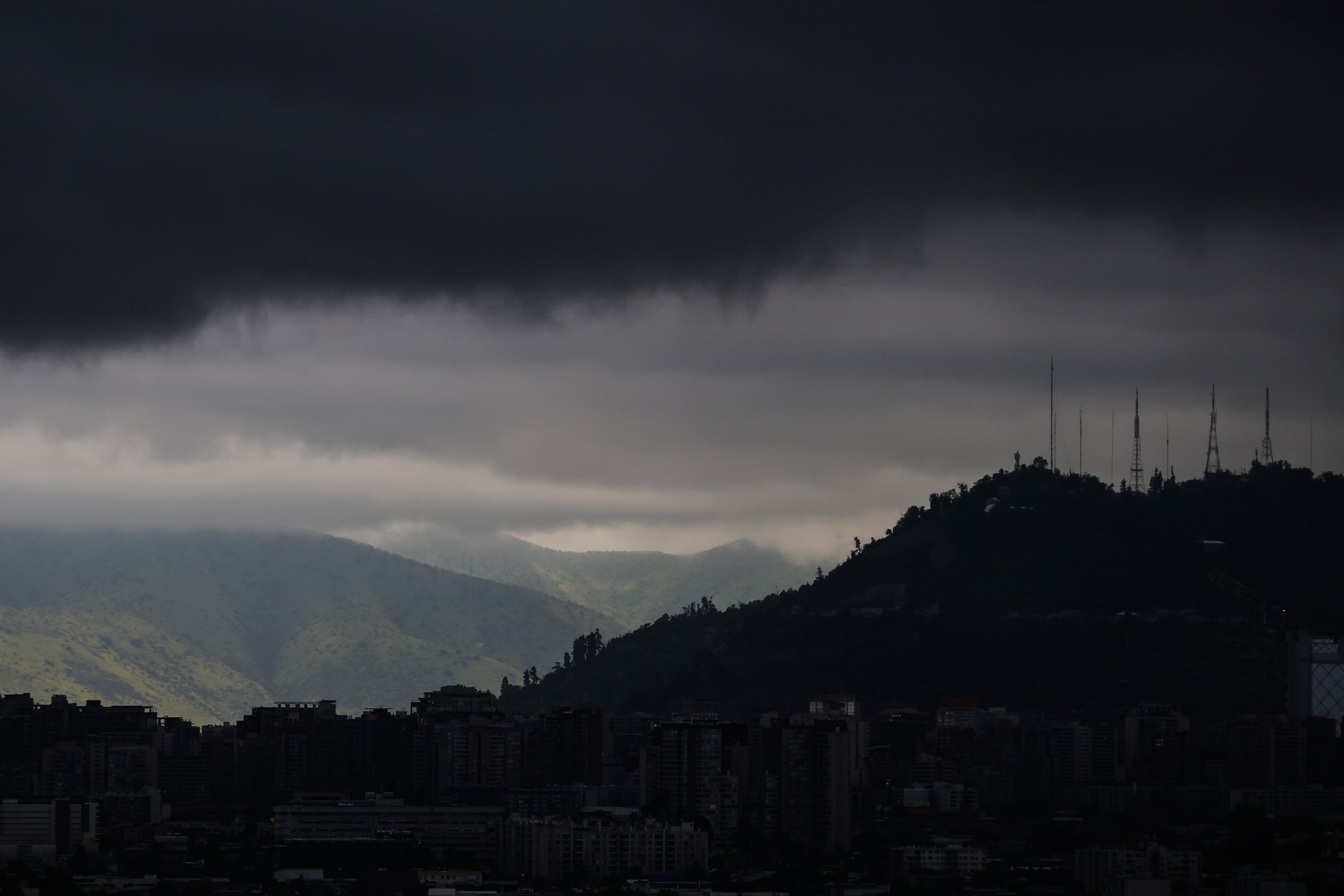 Sistema frontal: Senapred mantiene alerta roja en la RM y se registran granizos en varias comunas de la capital
